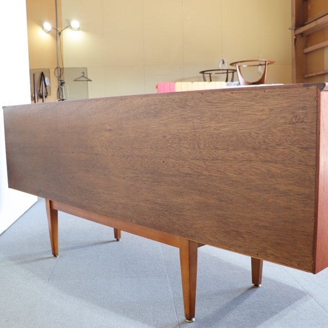 ジェンティークサイドボード。チーク材の深い色味が美しいヴィンテージ。空間に映える一台。