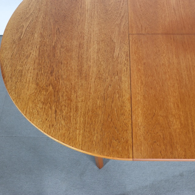 ネイサンラウンドダイニングテーブル。チーク材の豊かな色合いが魅力のヴィンテージ。高級感ある佇まい。