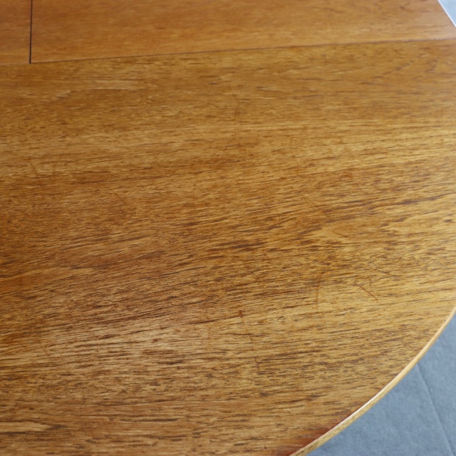 ネイサンラウンドダイニングテーブル。チーク材の豊かな色合いが魅力のヴィンテージ。高級感ある佇まい。