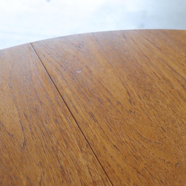 ネイサンラウンドダイニングテーブル。チーク材の豊かな色合いが魅力のヴィンテージ。高級感ある佇まい。