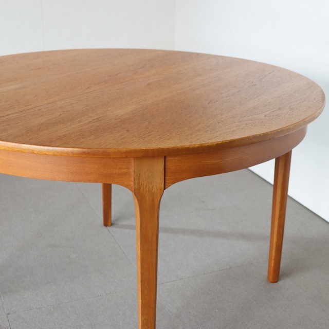 ネイサンラウンドダイニングテーブル。チーク材の豊かな色合いが魅力のヴィンテージ。高級感ある佇まい。