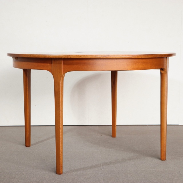 ネイサンラウンドダイニングテーブル。チーク材の豊かな色合いが魅力のヴィンテージ。高級感ある佇まい。