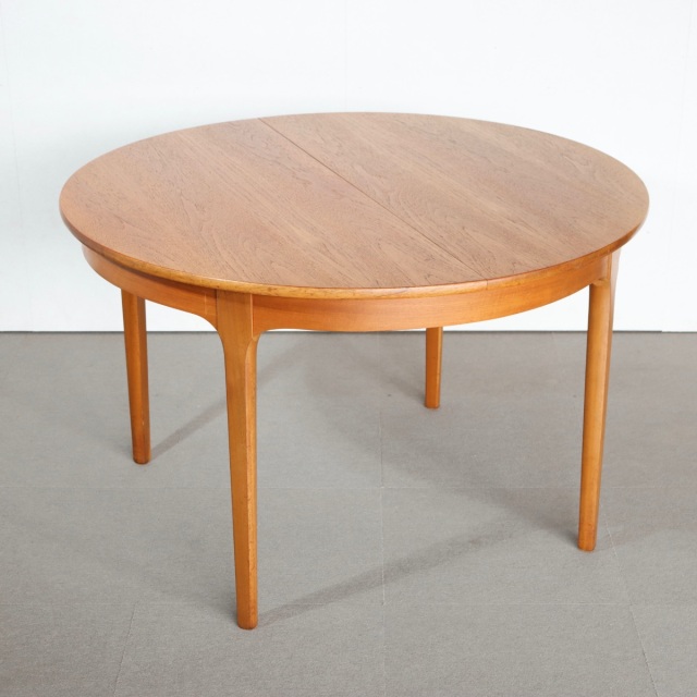 ネイサンラウンドダイニングテーブル。チーク材の豊かな色合いが魅力のヴィンテージ。高級感ある佇まい。