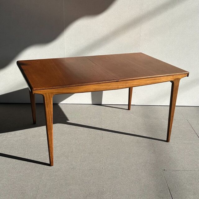 ヤンガーYOUNGERのヴィンテージダイニングテーブル。ミッドセンチュリーモダンスタイル。