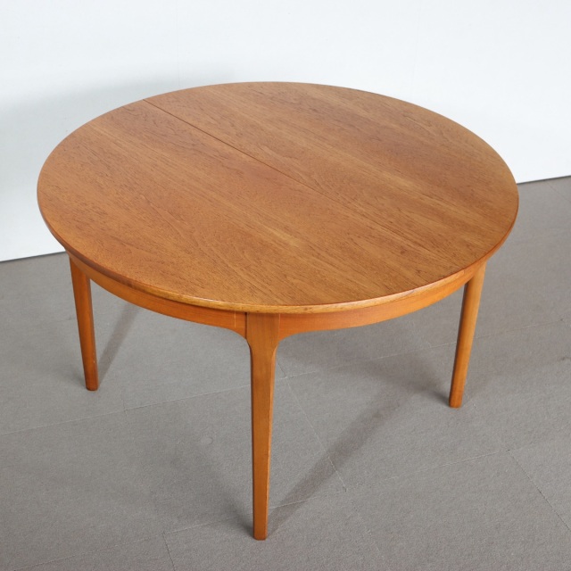 ネイサンラウンドダイニングテーブル。チーク材の豊かな色合いが魅力のヴィンテージ。高級感ある佇まい。