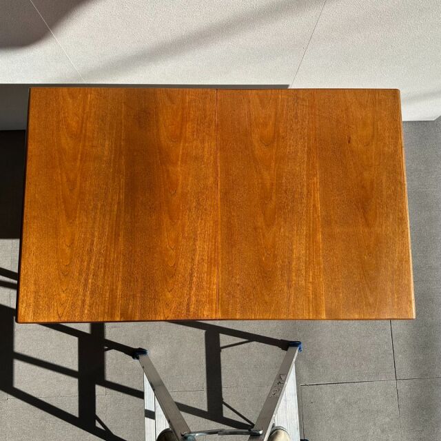 ヤンガーYOUNGERのヴィンテージダイニングテーブル。ミッドセンチュリーモダンスタイル。