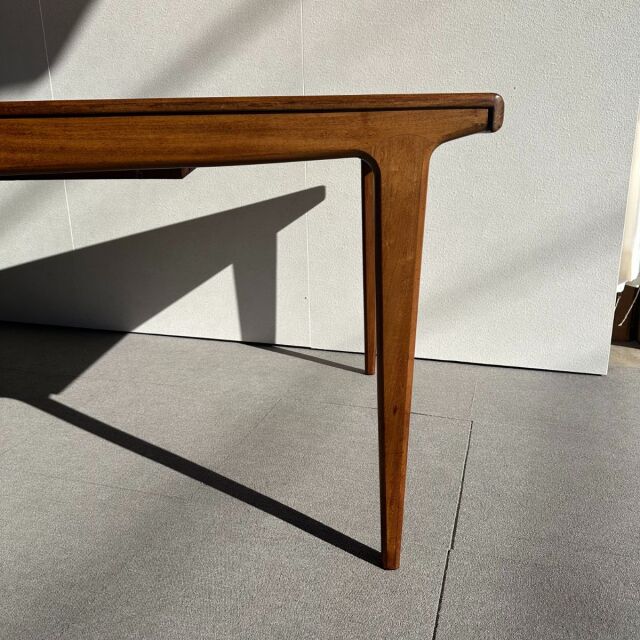 ヤンガーYOUNGERのヴィンテージダイニングテーブル。ミッドセンチュリーモダンスタイル。