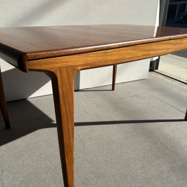ヤンガーYOUNGERのヴィンテージダイニングテーブル。ミッドセンチュリーモダンスタイル。