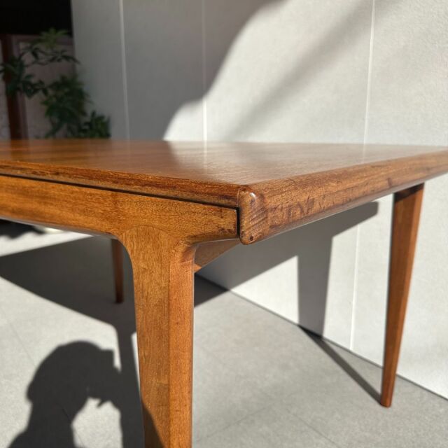 ヤンガーYOUNGERのヴィンテージダイニングテーブル。ミッドセンチュリーモダンスタイル。