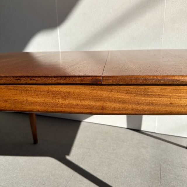 ヤンガーYOUNGERのヴィンテージダイニングテーブル。ミッドセンチュリーモダンスタイル。