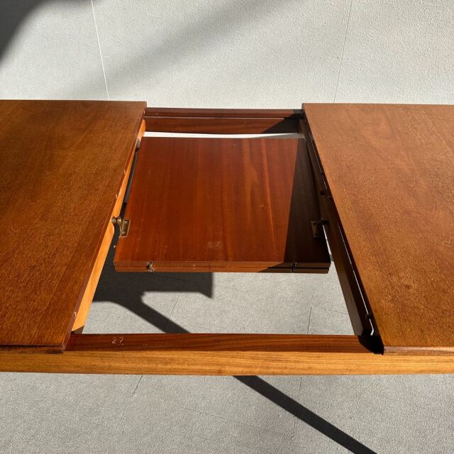 ヤンガーYOUNGERのヴィンテージダイニングテーブル。ミッドセンチュリーモダンスタイル。