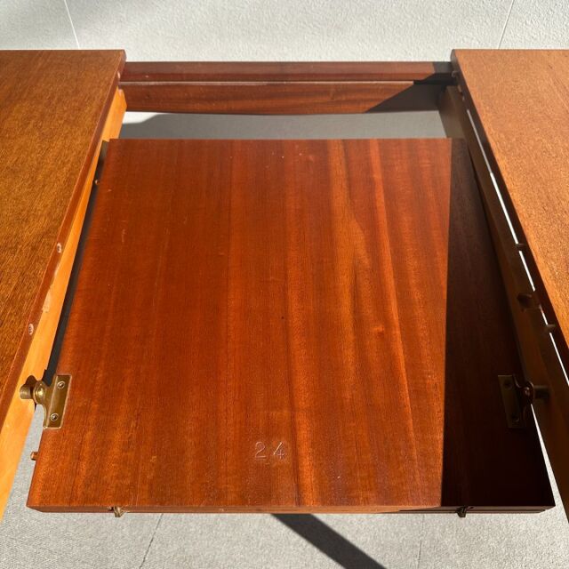 ヤンガーYOUNGERのヴィンテージダイニングテーブル。ミッドセンチュリーモダンスタイル。