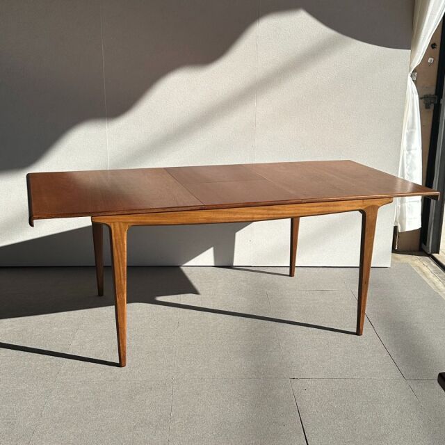 ヤンガーYOUNGERのヴィンテージダイニングテーブル。ミッドセンチュリーモダンスタイル。