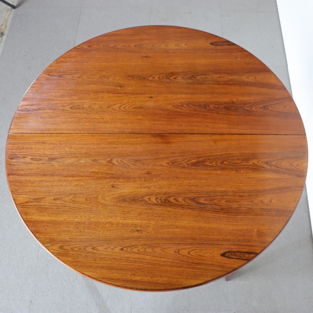 デンマーク製ラウンドダイニングテーブル。ローズウッドの高級感ある佇まい。長く使える上質なヴィンテージ。