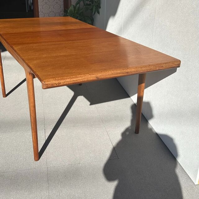 ヤンガーYOUNGERのヴィンテージダイニングテーブル。ミッドセンチュリーモダンスタイル。