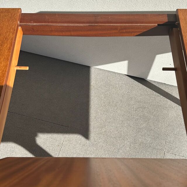 ヤンガーYOUNGERのヴィンテージダイニングテーブル。ミッドセンチュリーモダンスタイル。