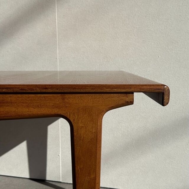 ヤンガーYOUNGERのヴィンテージダイニングテーブル。ミッドセンチュリーモダンスタイル。