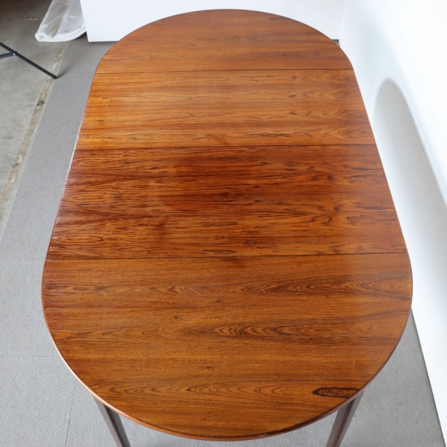 デンマーク製ラウンドダイニングテーブル。ローズウッドの高級感ある佇まい。長く使える上質なヴィンテージ。