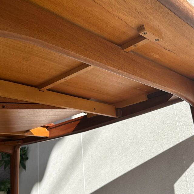 ヤンガーYOUNGERのヴィンテージダイニングテーブル。ミッドセンチュリーモダンスタイル。