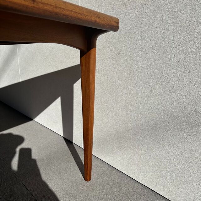 ヤンガーYOUNGERのヴィンテージダイニングテーブル。ミッドセンチュリーモダンスタイル。