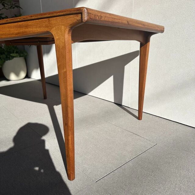 ヤンガーYOUNGERのヴィンテージダイニングテーブル。ミッドセンチュリーモダンスタイル。