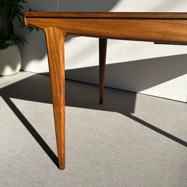 ヤンガーYOUNGERのヴィンテージダイニングテーブル。ミッドセンチュリーモダンスタイル。