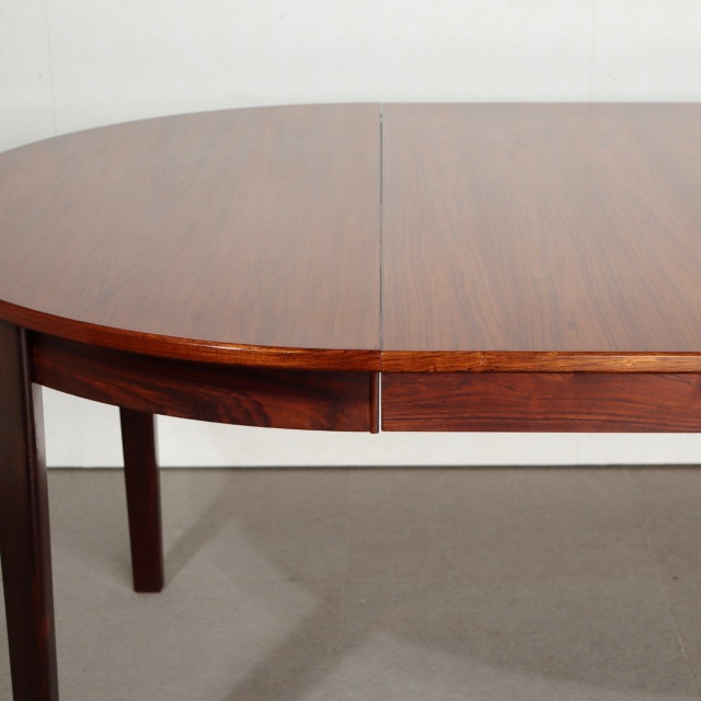 デンマーク製ラウンドダイニングテーブル。ローズウッドの高級感ある佇まい。長く使える上質なヴィンテージ。