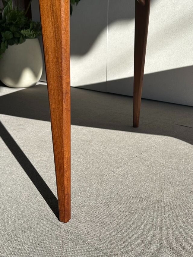 ヤンガーYOUNGERのヴィンテージダイニングテーブル。ミッドセンチュリーモダンスタイル。