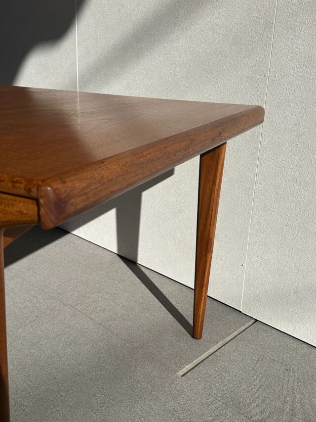ヤンガーYOUNGERのヴィンテージダイニングテーブル。ミッドセンチュリーモダンスタイル。