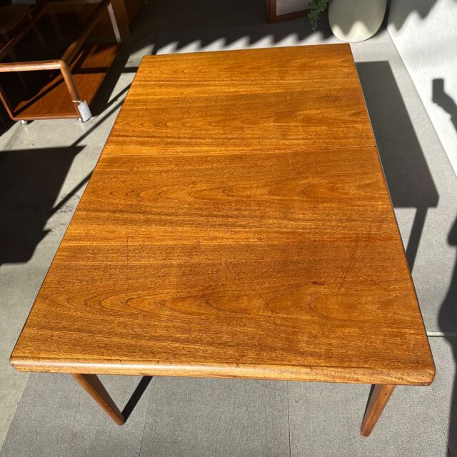 ヤンガーYOUNGERのヴィンテージダイニングテーブル。ミッドセンチュリーモダンスタイル。