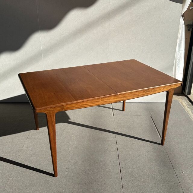ヤンガーYOUNGERのヴィンテージダイニングテーブル。ミッドセンチュリーモダンスタイル。
