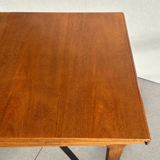 ヤンガーYOUNGERのヴィンテージダイニングテーブル。ミッドセンチュリーモダンスタイル。