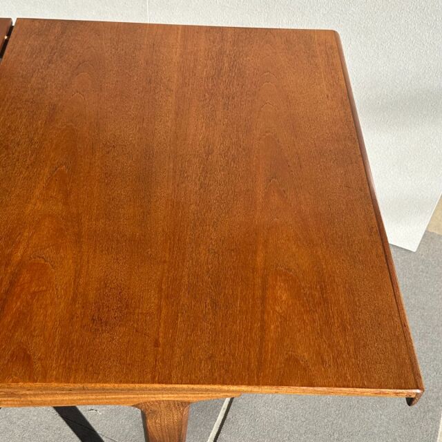 ヤンガーYOUNGERのヴィンテージダイニングテーブル。ミッドセンチュリーモダンスタイル。