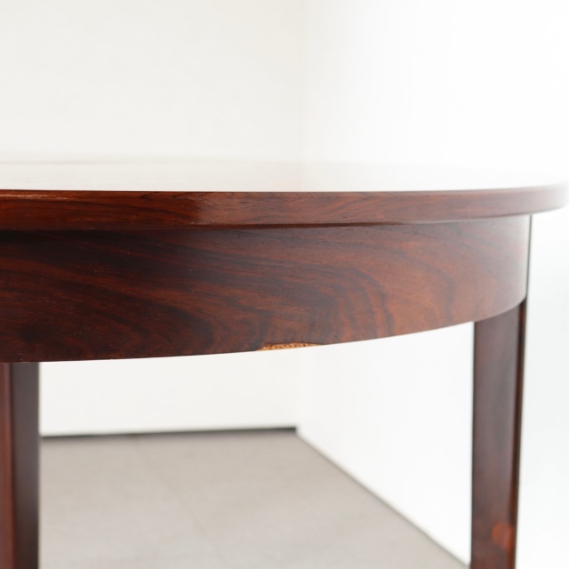 デンマーク製ラウンドダイニングテーブル。ローズウッドの高級感ある佇まい。長く使える上質なヴィンテージ。