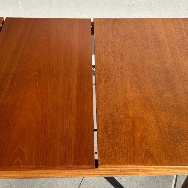 ヤンガーYOUNGERのヴィンテージダイニングテーブル。ミッドセンチュリーモダンスタイル。