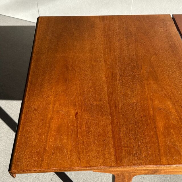 ヤンガーYOUNGERのヴィンテージダイニングテーブル。ミッドセンチュリーモダンスタイル。