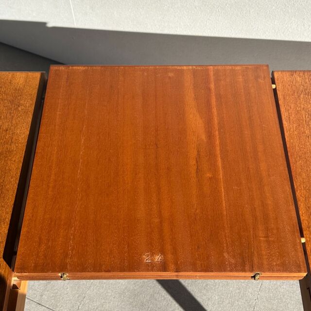 ヤンガーYOUNGERのヴィンテージダイニングテーブル。ミッドセンチュリーモダンスタイル。