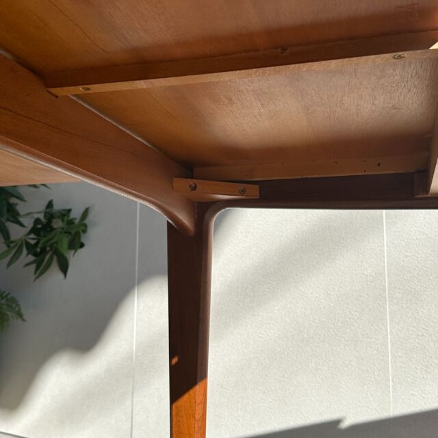 ヤンガーYOUNGERのヴィンテージダイニングテーブル。ミッドセンチュリーモダンスタイル。