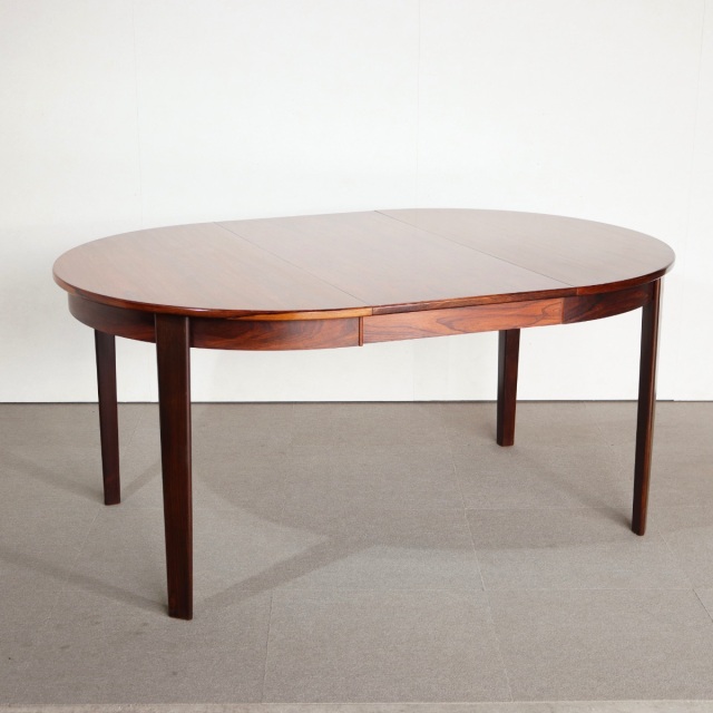 デンマーク製ラウンドダイニングテーブル。ローズウッドの高級感ある佇まい。長く使える上質なヴィンテージ。