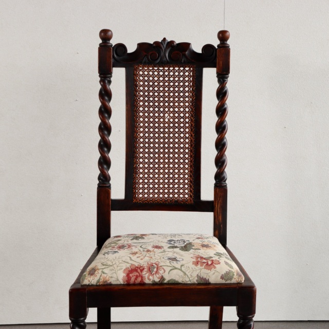 英国ヴィンテージのオーク材の籐製背もたれチェア