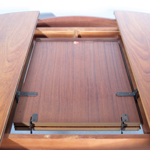 ジープランラウンドダイニングテーブル。チーク材の美しい木目が空間を引き立てるヴィンテージ。価値ある一台。