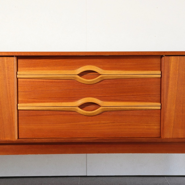 キキじゃない方】 ストーンヒルSTONEHILL製チーク材サイドボード