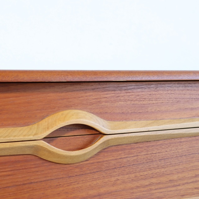 キキじゃない方】 ストーンヒルSTONEHILL製チーク材サイドボード