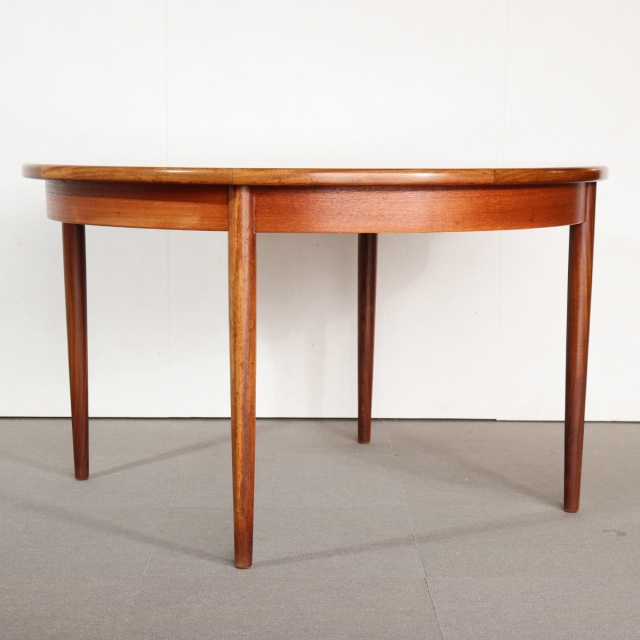 ジープランラウンドダイニングテーブル。チーク材の美しい木目が空間を引き立てるヴィンテージ。価値ある一台。