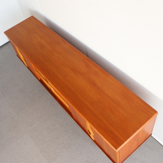 北欧ヴィンテージ　チーク　STONEHILL/ストーンヒル　サイドボード キキじゃない方】 ストーンヒルSTONEHILL製チーク材サイドボード