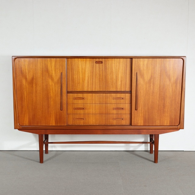 英国ヴィンテージのダイニングテーブル。チーク材の自然な艶が美しい北欧ヴィンテージ。静かに時を刻む上質な家具。