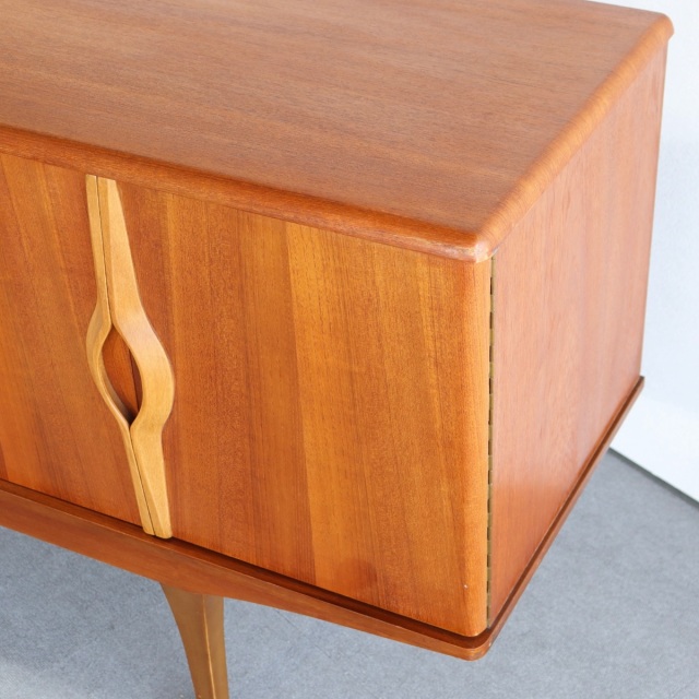 キキじゃない方】 ストーンヒルSTONEHILL製チーク材サイドボード