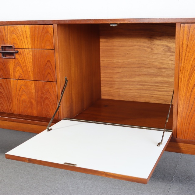 ネイサンNathanのサイドボード