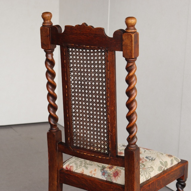 英国ヴィンテージのオーク材の籐製背もたれチェア