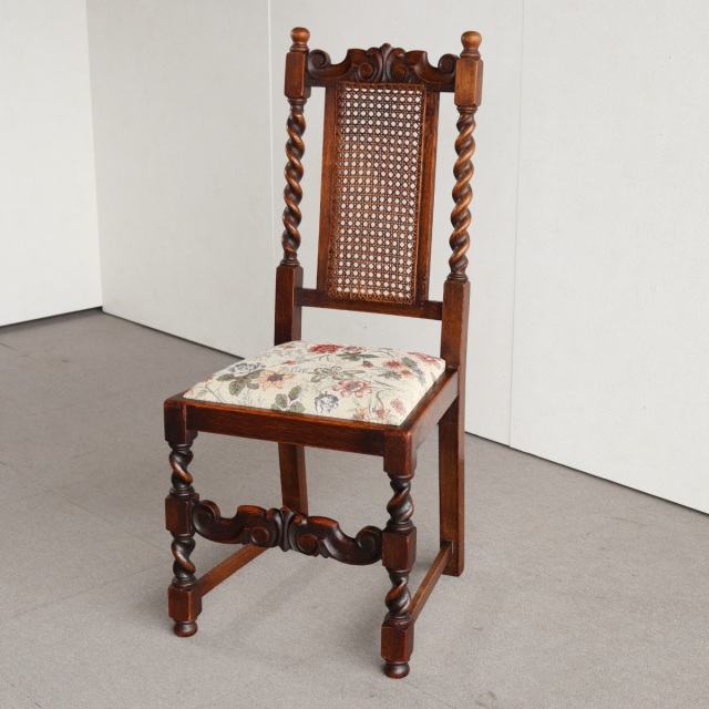 英国ヴィンテージのオーク材の籐製背もたれチェア